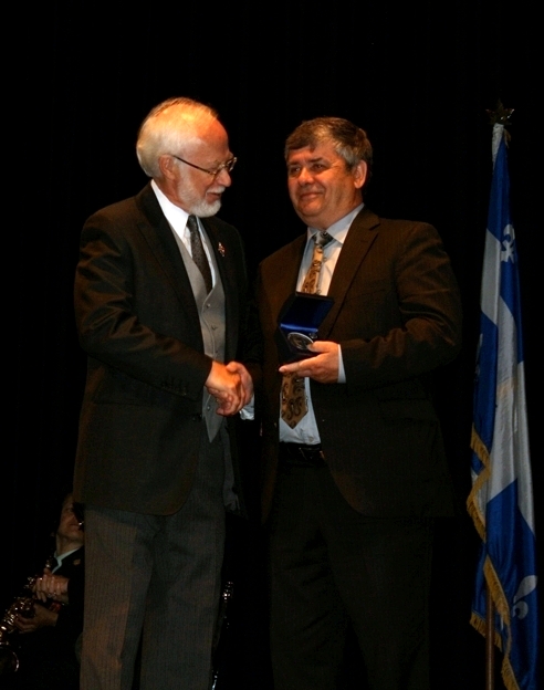 Jean-Pierre Gélinas reçoit la médaille d’argent du lieutenant-gouverneur