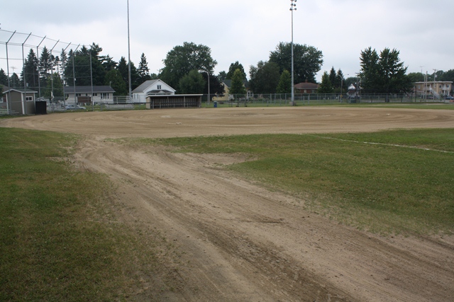 Réfection du terrain de baseball à Louiseville
