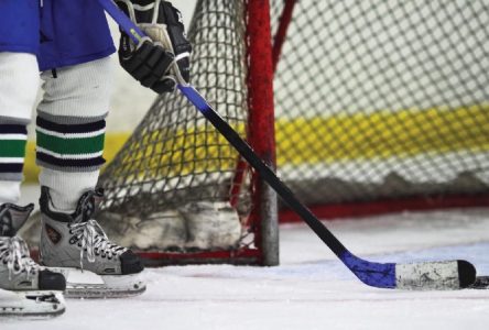 Des hockeyeurs d’une zone rouge participent à un match amical en zone orange