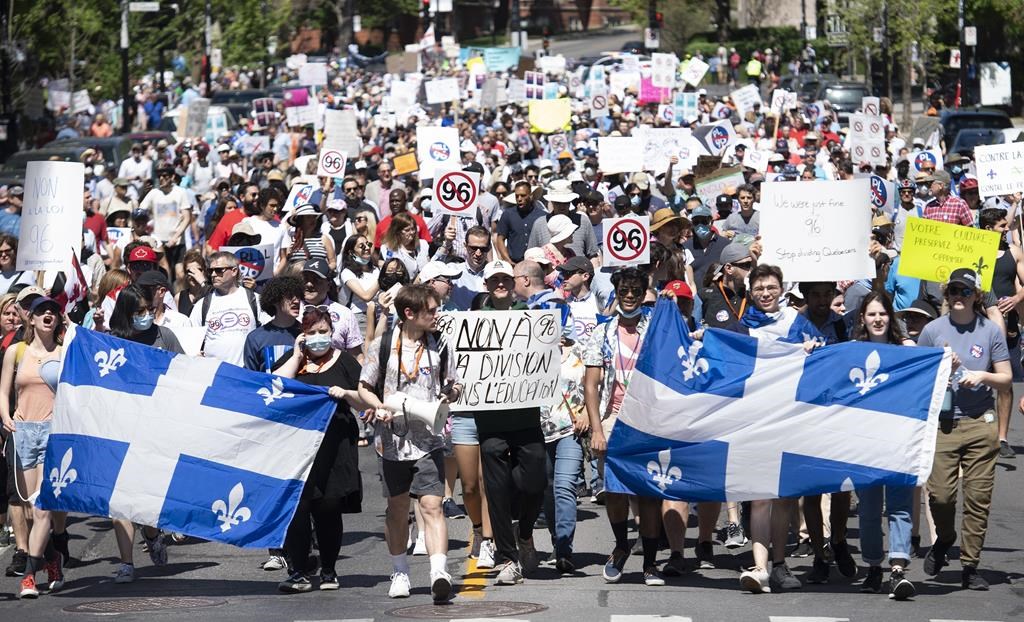 Des milliers d’opposants manifestent contre le projet de loi 96 à Montréal