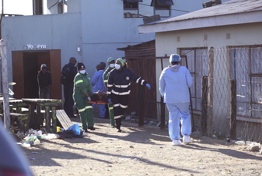 La cause de la mort de 21 personnes dans un bar en Afrique du Sud demeure inconnue