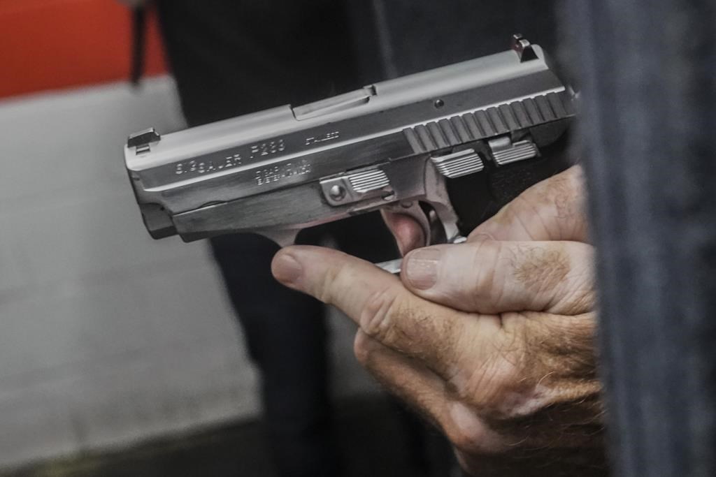 Ottawa devance la date d’interdiction d’importer des armes de poing