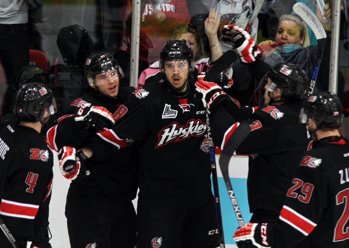 Les Huskies à deux victoires de la Coupe du Président - L’Écho de ...