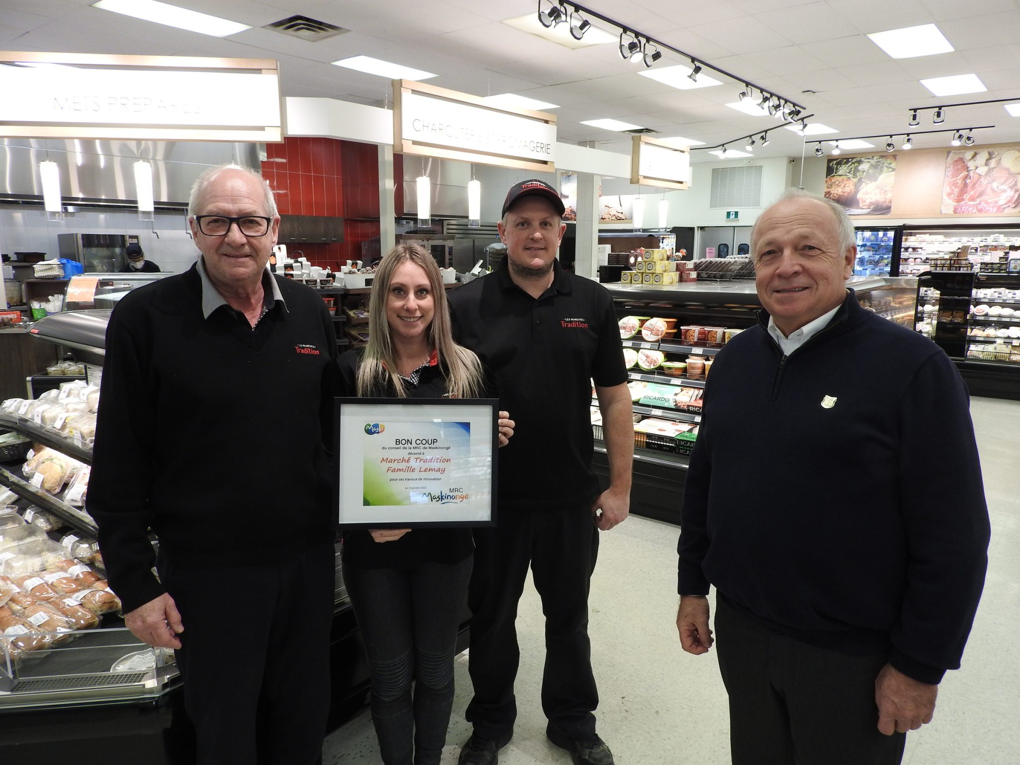 Le Marché Tradition de SaintAlexisdesMonts remporte le Bon coup de décembre 2021 L’Écho de