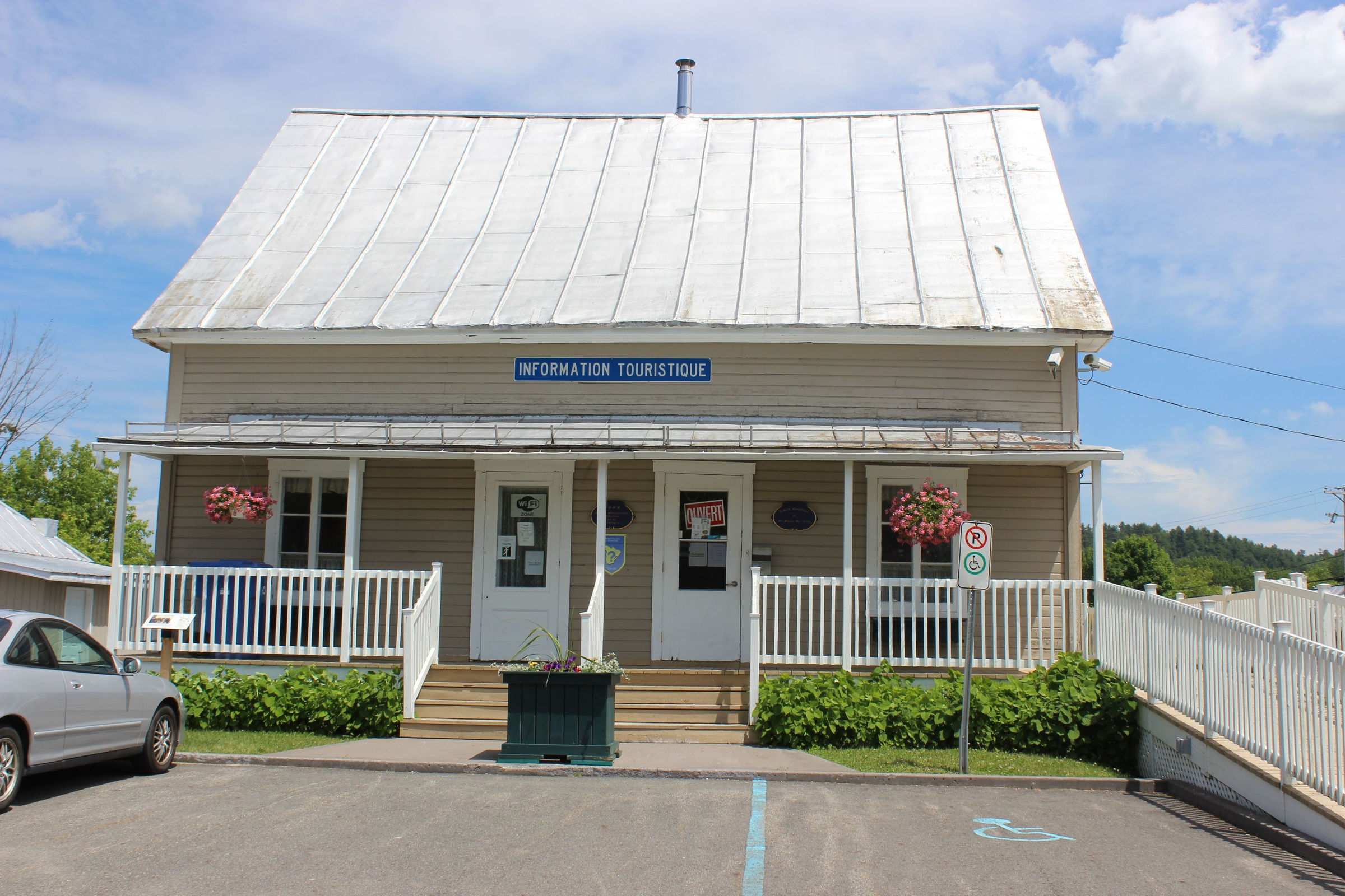 Bureau d'accueil touristique à SaintAlexisdesMonts le conseil en réflexion L’Écho de