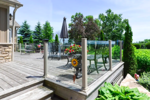 Rampes en verre extérieures modernes de Sunspace Sunrooms. Moreau PRS, fier détaillant, accueille ses clients dans sa succursale à Québec.